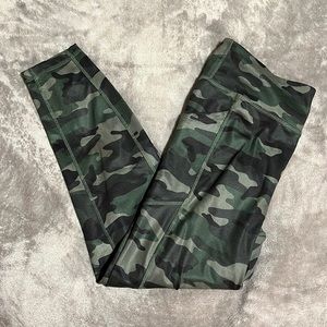 Camo Print Gap Fit Capri Leggings